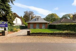 KOOP NOG AAN 2%! <br /><br />Beschikbaar bij akte ! <br /><br />Verrassend veel mogelijkheden in Kapellen<br />Veel ruimte, een fijne tuin en alles wat je nodig hebt binnen handbereik. Deze vrijstaande woning in Kapellen heeft heel wat te bieden. Met vijf volwaardige slaapkamers, twee badkamers en een praktische indeling is dit een plek waar je alle kanten mee uit kan. En dankzij de twee slaapkamers op het gelijkvloers is de woning ook helemaal klaar voor wie graag levenslang comfortabel wil wonen.<br /><br />De ligging is alvast een mooie troef. Je woont hier op een centrale locatie in Kapellen, met winkels, scholen en openbaar vervoer vlakbij. Alles is vlot bereikbaar, terwijl je thuis geniet van de rust en ruimte van een vrijstaande woning.<br /><br />Bij het binnenkomen verwelkomt de ruime inkomhal je in de woning. Van hieruit stap je de lichtrijke leefruimte binnen, waar grote ramen voor een aangename sfeer zorgen. Aansluitend vind je de keuken, die je naar eigen smaak kan moderniseren. Een mooie kans om hier helemaal jouw plek van te maken.<br /><br />Ook de indeling biedt heel wat mogelijkheden. Met vijf volwaardige slaapkamers is er ruimte voor het hele gezin, maar evengoed voor een thuiskantoor, hobbykamer of logeerkamer. Twee slaapkamers en een badkamer bevinden zich op het gelijkvloers. Handig voor wie graag alles binnen handbereik heeft, nu of later. De tweede badkamer zorgt voor extra comfort, zeker op drukke ochtenden.<br /><br />Extra opbergruimte nodig? Daarvoor is er de praktische kelder.<br /><br />Ook buiten is er volop plaats. De tuin biedt een fijne plek om te ontspannen, gezellig buiten te eten of gewoon te genieten van wat rust en privacy. Daarnaast beschik je over een aparte dubbele garage en voldoende parkeergelegenheid.<br /><br />Een woning met ruimte om te leven én mogelijkheden om er helemaal je eigen thuis van te maken. Op een centrale locatie in Kapellen, met alles dichtbij. Hier kan je nog heel wat kanten uit.<br /><br />Interesse? Contacteer ons snel en ontdek zelf de mogelijkheden!