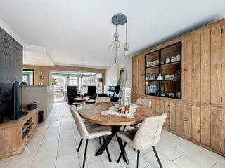 Goed onderhouden halfopen bebouwing, rustig gelegen, bestaande uit een inkomhal met afzonderlijk toilet, een gezellige leefruimte met eet- en...