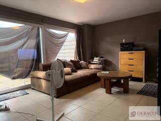 Modern gelijkvloers appartement met aparte ingang en tuin. <br /><br />Dit appartement bestaat uit een inkomhal, berging (met aansluiting voor wasmachine), gastentoilet, badkamer (met enkele lavabo en douche), twee slaapkamers, halfopen keuken (geïnstalleerd), ruime leefruimte, terras, privatieve tuin, carport en ruime tuinberging. <br /><br />Het appartement is beschikbaar vanaf 1/10/2026!<br />De huurprijs bedraagt 850 euro per maand. Alle verbruik is individueel. <br /><br />De EPC-waarde bedraagt 264 kWh/m²jaar (Label C)!<br /><br />Meer info vindt u op www.debaco.be of bel ons op 014/73.77.77 voor een bezoek ter plaatse!