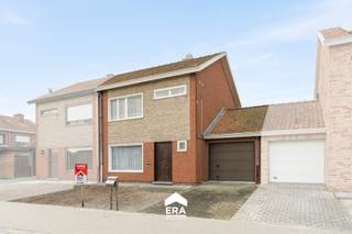 <strong>Sint-Eloois-Winkel - Woning met garage en tuin te koop.</strong><br /><br />Deze te renoveren woning is klaar voor een nieuwe eigenaar. Deze ruime woning heeft heel wat mogelijkheden. Ideaal voor de handige harry's, investeerders of gezinnen die graag de handen uit de mouwen steken.<br />Deze woning valt onder de renovatieverplichting.<br /><br /><strong>Indeling:</strong><br />Inkom, toilet, living, keuken, wasplaats, garage, kelder, tuin en tuinhuis<br /><u>1ste verdieping:</u> 3 slaapkamers en badkamer<br /><u>2de verdieping:</u> zolder<br /><br /><strong>Troeven:</strong>
<ul><li>Reeds een deel dubbele beglazing en hoogredements beglazing</li><li>Ruime garage en oprit</li><li>Zongerichte tuin</li><li>Goed onderhouden</li></ul>