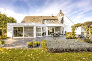 Palton troeven:- Residentiële locatie, grenzend aan natuurgebied- Schitterende achtertuin- Volop privacy- Tijdloze villa- Nabij Nederlandse...