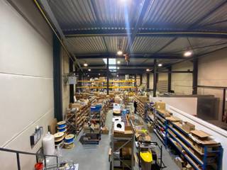 Entrepôt avec bureaux à louer à Waregem à 1 minute de la bretelle d'accès à l'E17. L'entrepôt de +/- 1.270 m² dispose d'une porte sectionnelle,...