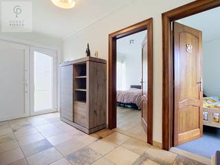 <p>In de Rumsdorpstraat te Landen bevindt zich deze charmante bungalow, een ideale plek voor wie op zoek is naar een comfortabele woning. Op een genereus perceel van 913 m² biedt deze open bebouwing een uitnodigende sfeer en veel mogelijkheden om het naar wens in te richten. Met een praktische indeling is deze woning perfect geschikt voor zowel gezinnen als koppels die op zoek zijn naar een frisse start in een aangename omgeving.<br /> </p>
<p>Bij binnenkomst word je verwelkomd in een ruime en lichte woonkamer, die samen met de aangrenzende eetkamer een gezellige plek biedt voor ontspanning. De ingerichte keuken is functioneel en voldoet aan al je kookbehoeften. Daarnaast zijn er drie slaapkamers beschikbaar, waardoor de woning ruimte biedt voor persoonlijk comfort of een thuiskantoor. De badkamer, vergezeld van een apart toilet, maakt het geheel compleet.<br /><br />De kelder met inpandige garage voegt extra ruimte toe en zorgt ervoor dat je al je spullen netjes kunt opbergen.<br /> </p>
<p>Geniet van de rust en de ruimte die deze bungalow te bieden heeft, terwijl je toch dicht bij de dagelijkse voorzieningen en de gezelligheid van het centrum van Landen bent.<br /><br />Kom deze woning zelf ervaren en ontdek het potentieel dat het jou te bieden heeft. Aarzel niet en plan een bezichtiging om deze bijzondere plek te ontdekken.</p>