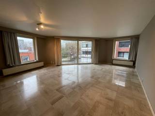 Mooi gelegen appartement met mooi zicht op het park.  Ideaal gelegen in het centrum van Kortrijk met slagerij/krantenwinkel/bakker en supermarkt in...