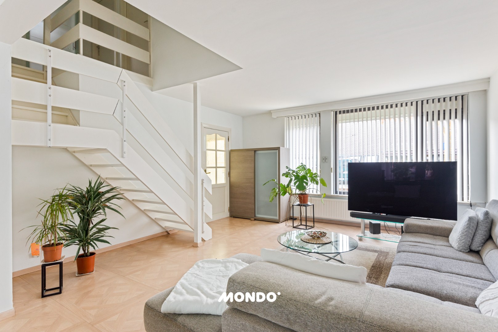 Ruime gezinswoning met 3 slaapkamers en lichtrijke aanbouw in een rustige doodlopende straat! - foto 3