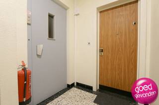 RUIM APPARTEMENT met 2 grote slaapkamers en 2 terras-balkons, voorzien van een ondergrondse parkeerplaats en kelderberging, gelegen in centrum...