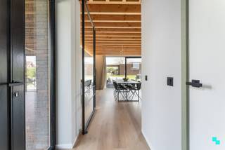 Deze uiterst recente woning (2023) met een bewoonbare oppervlakte van maar liefst 283m² beschikt o.a. over vijf slaapkamers, twee badkamers,...