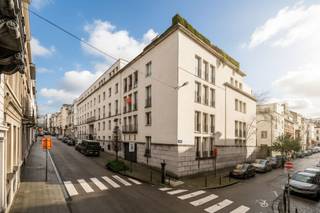 Ruim en lichtrijk appartement op de 2de verdieping in de prachtige residentie St Louis Court, gelegen op wandelafstand van de Europese...