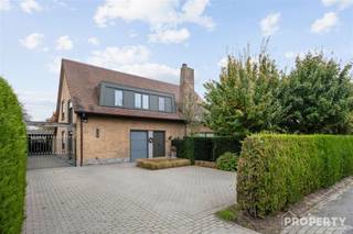 <p><span>Deze aangename woning combineert comfort met functionaliteit en biedt tal van mogelijkheden voor gezinnen of hobbyliefhebbers. Ze staat op een verzorgd perceel met een royale oprit, dubbele garage en een groene, privacyrijke tuin met terras, gazon en gezellige zithoeken.</span></p><p><span> </span></p><p><span>Binnen verwelkomt een ruime inkomhal met ingebouwde kasten. De lichtrijke woonkamer met open haard creëert een warme sfeer, aansluitend op de eetruimte met veel bergruimte. De open, volledig uitgeruste keuken met eethoek en grote schuiframen biedt direct toegang tot de tuin.</span></p><p><span> </span></p><p><span>Op de benedenverdieping bevinden zich een praktische bijkeuken/wasruimte en een extra kamer, ideaal als kantoor of hobbyruimte.</span></p><p><span> </span></p><p><span>Boven zijn er vier comfortabele slaapkamers, waaronder een ruime hoofdslaapkamer. De badkamer is uitgerust met ligbad, douche en dubbele wastafel  perfect voor dagelijks gezinscomfort.</span></p><p><span> </span></p><p><span>De verzorgde tuin met overdekt terras nodigt uit tot ontspannen of buiten eten in alle rust. De garage en aparte werkplaats/berging bieden volop ruimte voor voertuigen, opslag of klussen.</span></p><p><span> </span></p><p><span>Gelegen in een rustige, kindvriendelijke buurt nabij winkels, scholen en openbaar vervoer, combineert deze woning een gunstige ligging met veel potentieel.</span></p><p><span> </span></p><p><span>Kortom: een instapklare, ruime gezinswoning met vier slaapkamers, sfeervolle leefruimtes, open haard en talrijke gebruiksmogelijkheden  de ideale thuisbasis in het hart van Ledegem.</span></p><p><span> </span></p><p><span>Bel snel voor en afspraak naar 056 960800 of mail naar info@property-vastgoed.be</span></p>