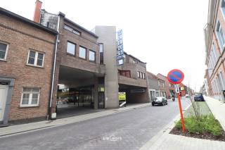 Bent u op zoek naar een gerenoveerd appartement met één slaapkamer, in het centrum van Temse? 
Lees en kijk dan snel even verder!<br />Dit appartement is gelegen in het centrum van Temse. Scholen, winkels en het openbaar vervoer zijn vlakbij. Dit (studio) appartement beschikt over één slaapkamer en bevindt zich op de derde verdieping. Er is een lift aanwezig t.e.m. de tweede verdieping. Dit appartement is recent gerenoveerd.<br />Indeling:
Inkomhal met rechtstreeks toegang tot de lichtrijke leefruimte met deels open keuken. De keuken is geïnstalleerd met kasten en toestellen. Badkamer met douche, lavabomeubel en toilet. Ruime slaapkamer. <br />De gemeenschappelijke kosten zijn inbegrepen in de huurprijs.
Dit appartement is onmiddellijk beschikbaar. 