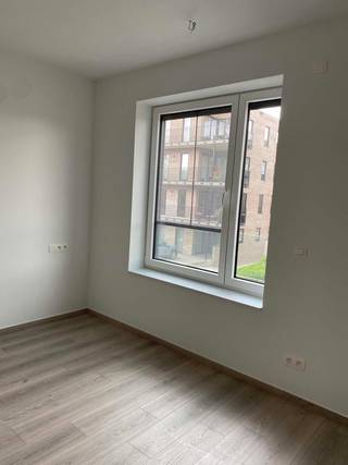 Dit prachtig afgewerkte en super ingerichte appartement biedt alle comfort voor wie zorgeloos en energiezuinig wil wonen op een rustige en praktische locatie.<br /><br />Het appartement beschikt over twee volwaardige slaapkamers en een lichtrijke leefruimte met directe toegang tot een ruim terras van 15 m². Het terras is uitgerust met aansluitingen voor water en elektriciteit, ideaal voor verlichting of een gezellige lounge-opstelling.<br />De volledig uitgeruste keuken is voorzien van alle moderne toestellen, waaronder een koelkast, diepvriezer, combi-oven en vaatwasser. Alles is ontworpen met oog voor comfort en gebruiksgemak.<br /><br />De badkamer is stijlvol ingericht en beschikt over een ruime inloopdouche.<br /><br />Daarnaast is er een apart toilet aanwezig voor extra privacy en comfort.<br />Het appartement is bovendien energiezuinig dankzij zonnepanelen en een warmtepomp, wat zorgt voor een lagere energiefactuur en duurzaam wooncomfort.<br /><br />Verder is er een ruime parkeerplaats en een private berging, wat zorgt voor extra opslagruimte en gemak.<br /><br />Een ideale woonst voor wie op zoek is naar kwaliteit, comfort, duurzaamheid en een instapklaar appartement met alle moderne voorzieningen.<br /><br />Voor een afspraak kan u ons contacteren via www.destryker.be of via tel 02/356.61.60
