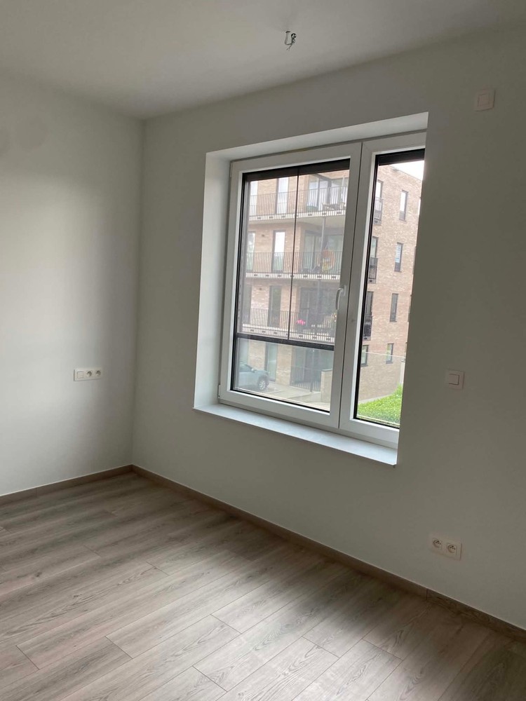 Te huur: volledig instapklaar, energiezuinig en modern appartement met 2 slaapkamers met grote parking met berging - photo 3