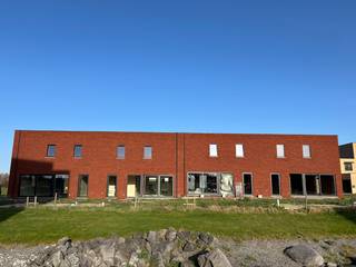 <strong>Nieuwbouwwoningen te koop te Ieper</strong><br /><br />“DE VLOEI” Lot 132<br /><br />Halfopen nieuwbouwwoning met tuin !<br /><br />Duurzame 3 slaapkamer woning voorzien van warmtepomp, vloerverwarming, ventilatiesysteem D en zonnepanelen.<br />E-peil 20 !<br /><br />Volledige afwerking : Keuken, vloerafwerking beneden en boven, terras, tuin, ...<br /><br />Woning voorzien van :<br />* inkomhal, vestiaire , toilet<br />* lichtrijke leefruimte<br />* Ruime open keuken <br />* Wasplaats <br />* Tuin met tuinberging<br /><br />Verdieping :<br />* 3 slaapkamers<br />* Badkamer (dubbel meubel, inloopdouche , bad , toilet)<br />* Bovenberging<br /><br />E-peil max 20 !<br /><br />Neem contact voor een bezoek via 051 21 11 11 of matias@imfiro.be