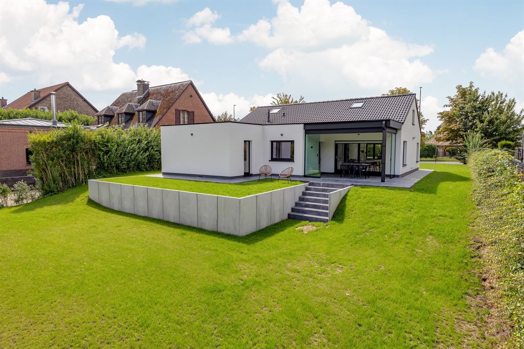 Stijlvol gerenoveerde villa met ruime tuin - foto 2