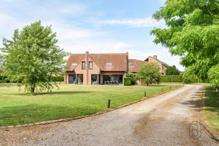 <p><span><span>Deze prachtige villa ligt in een volledig omheinde, groene omgeving in het rustige dorpje Templeuve.</span></span></p><p><span><span>Op de begane grond bestaat de villa uit een hal met een open trap, een apart toilet, een garderobe, een mooie, lichte woonkamer met een K7-haard, een volledig uitgeruste aparte keuken, een wasruimte, een ouderslaapkamer met eigen badkamer, een doucheruimte met alle voorzieningen, een inloopkast en een garage voor twee auto's.</span></span></p><p><span><span>Op de bovenverdieping bevinden zich een ruime overloop, een apart toilet, een aparte douche, een badkamer, 5 slaapkamers, waarvan 1 van 50 m² die als speelkamer of kantoor kan worden gebruikt.</span></span></p><p><span><span>Buiten kunt u genieten van een beboste en beveiligde tuin die aan het zicht onttrokken is, een terras van natuursteen, elektrische poorten, een eigen oprit en parkeergelegenheid voor 5 auto’s</span></span></p><p><span><span>Technische gegevens: </span></span></p><p><span><span>Ligging: zuidwest</span></span></p><p><span><span>EPB B </span></span></p><p><span><span>Elektriciteit conform</span></span></p><p><span><span>Elektrische rolluiken </span></span></p><p><span><span>Regenwaterreservoir van 10.000l</span></span></p><p><span><span>Nieuwe gascondensatieketel.</span></span></p><p><span><span>Radiatoren in alle kamers (behalve garage en wasruimte).</span></span></p><p> </p><p><span><span>Een unieke kans om uw droom waar te maken, zeer zeldzaam in deze regio, zeker een bezichtiging waard.</span></span></p>