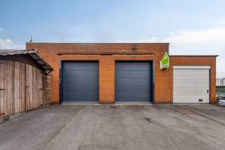 Deze veelzijdige magazijn-/garageruimte van 80 m² is ideaal voor opslag, professioneel gebruik of als hobbyruimte. Voor de deur is...