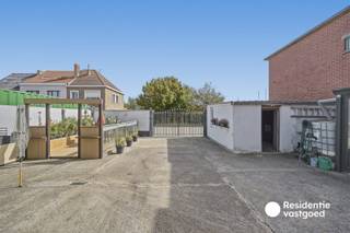 Bent u op zoek naar een ruime woning waar plaats geen probleem is? Deze halfopen bebouwing in Oostende is een bijzonder interessante eigendom voor wie houdt van ruimte en vooral veel praktische opbergruimte. Met een bruikbare vloeroppervlakte van circa 154 m², twee slaapkamers (mogelijkheid tot drie), twee badkamers, een dressing, veranda én meerdere afzonderlijke bergingen biedt deze woning een verrassend ruime en veelzijdige indeling.<br /><br />Via de inkomhal komt u binnen in een praktische woning met een aangename leefruimte. De ruime woonkamer beschikt over een gezellige houtkachel en biedt dankzij de grote raampartijen voldoende lichtinval. Aansluitend bevindt zich de keuken, uitgerust met onder meer een oven, keramische kookplaat, dampkap en vaatwasmachine. De woning beschikt daarnaast over een afzonderlijke wasplaats, verschillende bergingen en een extra slaapkamer met ensuite badkamer op het gelijkvloers.<br /><br />Wie nood heeft aan veel stockage- of hobbyruimte zal hier ongetwijfeld de mogelijkheden zien. Naast de bergingen in de woning beschikt de eigendom ook over een ruime externe berging en een groot tuinhuis. Fietsen, gereedschap, tuinmateriaal, hobbybenodigdheden of andere spullen kunnen hier gemakkelijk een vaste plaats krijgen.<br /><br />Op de eerste verdieping bevinden zich twee ruime slaapkamers. De grootste slaapkamer beschikt bovendien over een aparte dressing, wat zorgt voor extra comfort en opbergruimte. Daarnaast is er een tweede badkamer met inloopdouche, toilet en lavabo in meubel.<br /><br />Ook buiten biedt de woning de nodige mogelijkheden. De ruime buitenruimte is voorzien van een toegangspoort en sluit rechtstreeks aan op het tuinhuis en de bijkomende berging. <br /><br />Interesse? Contacteer ons en plan uw bezoek in!