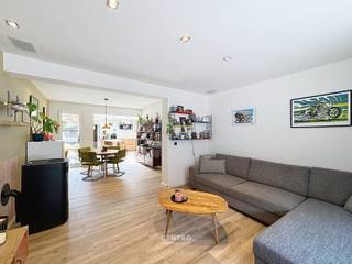 Instapklare gezinswoning met zonnige tuin op topligging in Jabbeke!<br /><br /><span><span><span><span><span><span><span><span><span><span><span><span><span><span>Op zoek naar een comfortabele woning op een centrale, maar rustige ligging? Dan is deze charmante woning</span><span> te Jabbeke</span><span> zeker een bezoek waard!</span></span></span></span></span></span></span></span></span></span></span></span></span></span><br /><span><span><span><span><span><span><span><span><span><span><span><span><span><span>Deze verzorgde woning combineert een </span><span>goede energiescore</span><span> met een praktische indeling en een uitstekende ligging. De woning beschikt over </span><span>2 volwaardige slaapkamers</span><span>, met de mogelijkheid om eenvoudig een </span><span>derde slaapkamer</span><span> te creëren, ideaal voor gezinnen, thuiswerkers of wie extra ruimte wenst.</span></span></span></span></span></span></span></span></span></span></span></span></span></span><br /><span><span><span><span><span><span><span><span><span><span><span><span><span><span>Binnen geniet u van een aangename leefruimte, een functionele keuken en een praktische indeling die tal van mogelijkheden biedt. De </span><span>ruime garage</span><span> zorgt voor voldoende plaats voor uw wagen, fietsen, opslag of hobbyruimte.</span></span></span></span></span></span></span></span></span></span></span></span></span></span><br /><span><span><span><span><span><span><span><span><span><span><span><span><span><span>Buiten is het heerlijk vertoeven in de </span><span>zuidgerichte tuin</span><span>, waar u de hele dag kunt genieten van de zon. Een ideale plek om te ontspannen of gezellig te tafelen met familie en vrienden.</span></span></span></span></span></span></span></span></span></span></span></span></span></span><br /><span><span><span><span><span><span><span><span><span><span><span><span><span><span>De ligging is een absolute troef: op </span><span>wandelafstand</span><span> vindt u scholen, supermarkten, winkels en andere dagelijkse voorzieningen. Bovendien geniet u van een vlotte verbinding naar de belangrijkste invalswegen.<br /><br /><strong>INDELING:</strong><br /><u><em><strong>Gelijkvloers:</strong></em></u><br />Inkomhal - gezellige living met houtpelletkachel - NIEUW geïnstalleerde keuken (O.a. met fornuis, dampkap, ingebouwde microgolfoven, heteluchtoven, frigo, ingebouwde diepvries én vaatwasmachine) - berging - kelder - afzonderlijk gastentoilet (met lavabo) - wasplaats (met voorzieningen voor wasmachine en droger) - ruime garage (met automtatische sectionale poort) - aangelegde en omheinde tuin met ZUIDgericht terras én tuinhuis!<br /><br /><u><em><strong>Eerste verdieping:</strong></em></u><br />Nachthal - 2 RUIME slaapkamers - dressing.<br /><br /><u><em><strong>Tweede verdieping:</strong></em></u><br />Vaste trap naar geïsoleerde ruimte/ 3de slaapkamer kan snel gecreëerd worden.</span></span></span></span></span></span></span></span></span></span></span></span></span></span><br /><br /><u><strong>Opmerkingen:</strong></u><br /><span><span><span><span><span><span><span><span><span><span><span><span><span><span><span>- ENERGIEZUINIGE woning: Energielabel B (102 kWh/m2)!<br />- Domotica aanwezig.<br />- NIEUWE keuken met KWALITATIEVE 'Siemens'-toestellen.</span></span></span></span></span></span></span></span></span></span></span></span></span></span></span><br />- Badkamer gerenoveerd in 2025.<br />- Afgewerkt met kwalitatieve materialen: Tegelparket, nieuwe binnendeuren op gelijkvloers..<br />- NIEUWE lichtkoepel in keuken.<br />- ZONNEPANELEN aanwezig!<br />- VLOERVERWARMING aanwezig.<br />- Airco aanwezig.<br />- <span><span><span><span><span><span><span><span><span><span><span><span><span><span><span>Centrale en kindvriendelijke ligging.</span></span></span></span></span></span></span></span></span></span></span></span></span></span></span><br /><span><span><span><span><span><span><span><span><span><span><span><span><span><span><span>- Op wandelafstand van school, supermarkt en winkels</span></span></span></span></span></span></span></span></span></span></span></span></span></span></span><br /><span><span><span><span><span><span><span><span><span><span><span><span><span><span><span>- Vlotte bereikbaarheid!</span></span></span></span></span></span></span></span></span></span></span></span></span></span></span><br /><br /><span><span><span><span><span><span><span><span><span><span><span><span><span><span>Kortom, een ideale gezinswoning die comfort, energiezuinigheid en een uitstekende ligging perfect combineert. Contacteer ons vandaag nog voor een bezoek en ontdek zelf de troeven van deze woning 050/70.01.02 - info@centro.be.</span></span></span></span></span></span></span></span></span></span></span></span></span></span>