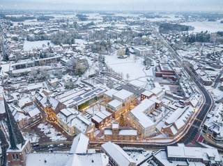 LANCERING NIEUWBOUWPROJECT DE ZEVENSTER TE RETIE CENTRUM <br />Een nieuwe, energiezuinige realisatie in het centrum van Retie<br /><br />Gelegen aan de Markt en het gemeentepark van Retie heeft De Zevenster een optimale ligging in het centrum.<br />De ideale bereikbaarheid, vlakbij openbaar vervoer, winkels en park op effectieve wandelafstand zijn enkele troeven van deze realisatie.<br />De nieuwe Fase 2 binnen het project bestaat uit 15 appartementen, 2 handelspanden en 3 woningen dewelke verdeeld werden over drie gebouwen wat een aangenaam en kleinschalig gevoel geeft: ‘De Brouwerij’ grenst aan het groene binnengebied van het project, De ‘Limonat’ grenst aan het gemeentepark en ‘De Ster’ ligt langs de Kerkhofstraat.<br />Aan de binnenzijde (tussen de Brouwerij – Limonat en De Ster) wordt een gemeenschappelijke binnentuin aangelegd die de groene long binnen het project vormt. Deze rustzone/binnentuin kan gebruikt worden door de eigenaars.<br />De oppervlaktes variëren van 71 m² tot 132 m², allen met een ruim privatief terras voor wie maximaal wil genieten van comfort zowel binnen als buiten. Alle appartementen zijn optimaal voorzien van ruimte en licht dankzij de grote raampartijen en hebben 1, 2 of 3 slaapkamers. <br />"De Zevenster" is gelegen in het bruisende centrum van Retie.<br />Bent u op zoek naar een nieuwbouw BEN-appartement dat luxueus is afgewerkt met kwalitatieve materialen, dan is dit project zeker interessant. <br />U kiest natuurlijk de volledige afwerking mee in samenspraak met de klantenbegeleider en de bouwheer volgens het lastenboek waarbij we steevast streven naar perfectie en waarde voor uw geld. <br />Wees er snel bij en kom eens langs om kennis te maken met dit nieuw project te Retie!<br /><br />"De Zevenster – Fase 2":<br />* Ideale centrum ligging <br />* Lichtrijke, ruime appartementen dankzij grote raampartijen<br />* Tijdloos bouwwerk <br />* Hoogwaardige & kwalitatieve afwerking volgens uitgebreid lastenboek<br />* BEN-norm en een grote energetische performantie<br />* Collectieve, prachtig aangelegde tuin voor de bewoners<br />* Balansventilatie<br />* Vloerverwarming<br />* Afwerking op maat met alleen maar kwaliteitsmaterialen<br />* Ondergrondse privatieve parking