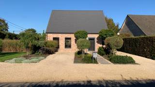 <p>Instapklare, energiezuinige woning uit 2018 met 190 m² bewoonbare oppervlakte, gelegen op een ruim perceel van circa 1.461 m².<br />De woning beschikt over 3 slaapkamers, een volledig uitgeruste open keuken, een ruime badkamer, een verzorgde tuin en een afzonderlijke geïsoleerde garage van 72 m² met een ruime zolderverdieping.</p><p>Via de inkomhal met afzonderlijk gastentoilet betreedt u de ruime en lichtrijke leefruimte met aansluitend een open keuken en kookeiland.<br />De keuken beschikt over ingebouwde toestellen, waaronder een koelkast, diepvriezer, vaatwasser, oven, microgolfoven en inductiekookplaat met bijpassende dampkap. Het werkblad is uitgevoerd in quartzcomposiet.<br />Verder bevinden zich op het gelijkvloers een praktische berging en een technische ruimte.</p><p>Op de 1e verdieping bevinden zich 3 slaapkamers met automatische rolluiken en een ruime badkamer met een vrijstaand ligbad, inloopdouche, toilet en twee wastafels.<br />De woning beschikt ook over een zolder.</p><p>De woning beschikt over de volgende voorzieningen:<br />• EPC-label A – E-peil 9 – 17 kWh/(m² jaar)<br />• Zonnepaneleninstallatie met driefasige omvormer.<br />• Ventilatiesysteem type D met warmterecuperatie.<br />• Hoogrendementsbeglazing met 3-dubbel glas.<br />• Watergedragen vloerverwarming op zowel het gelijkvloers als de eerste verdieping, met een afzonderlijke thermostaat per kamer.<br />• Airconditioning op beide verdiepingen, geschikt voor zowel koelen als verwarmen.<br />• Verwarmingsinstallatie met gasketel.<br />• Centrale lichtsturing via drukknoppen.<br />• Regenwaterrecuperatie voor de toiletten, wasmachine, buitenkraan en kraan in de garage.<br />Achteraan het perceel bevindt zich een ruime en geïsoleerde garage met een sectionale poort en beschikt bovendien over een zeer ruime zolderverdieping, ideaal als bijkomende opslagruimte.</p><p>Alle nodige attesten zijn aanwezig, evenals de bouwdocumentatie en facturen van de uitgevoerde werken en installaties.<br />Voor meer info</p>