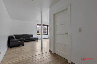 Deze gerenoveerde woning beschikt op het gelijkvloers over een woonkamer, een apart toilet en een (niet ingerichte) keuken. Op de eerste...
