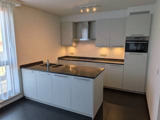 <p><span>Recent appartement in het centrum van Schilde</span></p><p><span> </span></p><p><span>* Indeling : inkomhal met gastentoilet, ruime living met open keuken waarin een combi-oven / vaatwasser / keramische kookplaat / koelkast en een composiet werkblad, 3 slaapkamers op tegels, badkamer met inloopdouche / dubbele wastafel / toilet, CV-ruimte met aansluitingen voor wasmachine en droogkast</span></p><p><span> </span></p><p><span>- ondergrondse garagebox (nr. 25)</span></p><p><span>- vloerverwarming</span></p><p><span>- lift</span></p><p><span>- onmiddellijk beschikbaar</span></p>