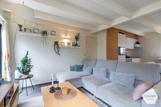 Deze vrijstaande vakantiewoning ligt in een rustig deel van het populaire vakantiepark ‘<strong>Sunparks Oostduinkerke</strong>’.<br />De woning en tuin werden steeds <strong>uitstekend onderhouden</strong>. Dankzij de <strong>moderne technieken, waaronder domotica</strong>, is deze vakantiewoning volledig instapklaar.<br />Door de gunstige oriëntatie en praktische indeling geniet u de hele dag van zon en rust.<br />Een <strong>garage is inbegrepen</strong> in de prijs, zodat uw wagen steeds veilig en dichtbij geparkeerd staat.<br /><br />Indeling van de woning:<br /><strong>Gelijkvloers:</strong>
<ul>
<li>Inkomhal met apart gastentoilet;</li>
<li>Badkamer met l<strong>igbad en dubbele wastafel</strong>;</li>
<li>Ruime en lichtrijke leefruimte;</li>
<li>Open, volledig uitgeruste keuken;</li>
<li>Berging met <strong>moderne condensatieketel</strong> en aansluiting voor wasmachine en droogkast;</li>
<li>Eerste slaapkamer, bureau of extra berging;</li>
</ul>
<br /><strong>Eerste verdieping:</strong>
<ul>
<li>Nachthal;</li>
<li><strong>3 ruime slaapkamers</strong> met plaats voor een dubbel bed;</li>
<li>Tweede badkamer met douche en wastafel;</li>
</ul>
<br /><strong>Extra troeven:</strong>
<ul>
<li><strong>Gunstig EPC: 279 kWh/m²/jaar;</strong></li>
<li>Garage inbegrepen in de prijs;</li>
<li>Volledig instapklaar;</li>
</ul>
<br />Contacteer ons via 058 24 00 15 of via nieuwpoort@caenen.be voor een bezoek ter plaatse.<br />