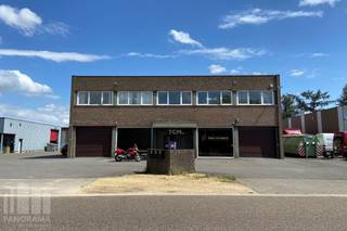 Dit stand-alone bedrijfsverzamelgebouw is gelegen op een <strong>terrein van 1.950 m²</strong> en combineert<strong> 859 m² opslagruimte</strong> met <strong>910 m² instapklare kantoren</strong>. <br /><br />De <strong>opslagruimte</strong> beschikt over een <strong>vrije hoogte van 3,50 m</strong>, <strong>2 sectionale poorten </strong>( 3,00 m H x 3,50 m B), een polybetonvloer en verwarming op gas. <br /><br />De<strong> instapklare zeer lichtrijke kantoren</strong>, gelegen op de eerste verdieping , bieden een professionele en comfortabele werkomgeving met landschapskantoren, <strong>afzonderlijke burelen</strong>, vergaderzalen, een <strong>keuken</strong>, eetruimte en sanitair. De aanwezige<strong> airconditioning</strong> zorgt voor een aangenaam binnenklimaat. <br /><br />De <strong>verharde site </strong>biedt ruime <strong>parkeer- en manoeuvreermogelijkheden</strong> en beschikt over <strong>24 privatieve parkeerplaatsen</strong>, waarvan 4 uitgerust met een laadpaal<strong> </strong>van 11 kW per toestel.<br /><br />Ook de ligging is een belangrijke troef: het gebouw bevindt zich op amper 1 km van de <strong>E40</strong>, op- en afrit 23 Haasrode-Blanden, met een onmiddellijke ontsluiting naar de <strong>E314</strong> via afrit Heverlee. Hierdoor is het pand vlot bereikbaar voor medewerkers, klanten en leveranciers.<br />Beschikbaar vanaf oktober.<br /><br />Contacteer <strong>PANORAMA B2B</strong> voor bijkomende inlichtingen, plannen of een vrijblijvend plaatsbezoek via <strong>0474 17 17 15</strong>.