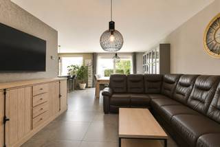 Welkom in de Groene-Herdersgoed 27 in Roeselare, een fantastische, energiezuinige woning gelegen in een rustige, residentiële wijk. Dankzij de gunstige ligging geniet u van een vlotte verbinding naar de snelweg én het levendige stadscentrum van Roeselare.<br /><br />Bij het binnenkomen wordt u verwelkomd in een stijlvolle inkomhal met apart gastentoilet. De lichtrijke leefruimte straalt warmte en gezelligheid uit en vloeit naadloos over in de volledig uitgeruste keuken met moderne toestellen en een praktisch kookeiland – de ideale plek voor wie van koken houdt. Op zonnige dagen wandelt u rechtstreeks de tuin in, waar u in alle rust kunt genieten van de zon en een heerlijk drankje.<br /><br />Op de bovenverdieping vindt u drie volwaardige slaapkamers, ingericht met het oog op optimaal comfort en nachtrust. De stijlvolle badkamer beschikt over een ruime inloopdouche, een ligbad, een badkamermeubel met lavabo en een tweede toilet.<br /><br />De buitenruimte is een absolute troef: een aangelegde tuin met een gezellige overkapping. U kiest op elk moment van de dag tussen zon en schaduw. Parkeren doet u eenvoudig op de ruime oprit, die plaats biedt aan meerdere wagens. Daarnaast beschikt de woning over een inpandige garage.<br /><br />De vermelde prijs is een richtprijs. Elk bod, hoger of lager dan deze prijs, wordt voorgelegd aan de eigenaar, die zich het recht voorbehoudt om dit te aanvaarden of te weigeren.