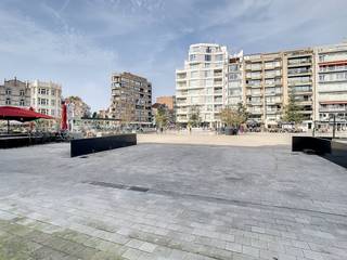 Commerciële toplocatie te huur in het bruisende hart van De PanneBent u op zoek naar een strategisch gelegen handelsruimte met maximale zichtbaarheid? Deze gloednieuwe handelsgelijkvloerse ruimte op de Markt van De Panne biedt alles wat een succesvolle onderneming nodig heeft: een uitstekende ligging met veel passage, een ruime kelder voor stockage of extra ruimte, en een aangenaam terras dat extra troeven biedt voor bijvoorbeeld horeca, detailhandel of vrije beroepen.Dankzij de grote raampartijen geniet u van optimale zichtbaarheid en natuurlijke lichtinval – ideaal om uw zaak in de kijker te zetten.Geschikt voor diverse doeleinden: horeca, retail, showroom, kantoor, praktijkruimte, en meer.Grijp deze unieke kans om uw zaak te vestigen op een toplocatie in een levendige en toeristische gemeente!Details:- Oppervlakte 264 m² + 90 m² terras achteraan en kelder 70 m²- etalage : 9,15 m- Onroerende voorheffing wordt ook integraal door de huurder betaald.Afwerking: casco handelspand - vraag naar de mogelijkheden - Zonnepanelen (36x375W) ten voordele van het handelsgelijkvloersEen buitenkans voor ondernemers die op zoek zijn naar een strategische locatie met uitstraling.Aarzel zeker niet contact op te nemen indien dit bedrijfsvastgoed bestaande uit een handelspand te te huur in De Panne u mogelijks kan interesseren.