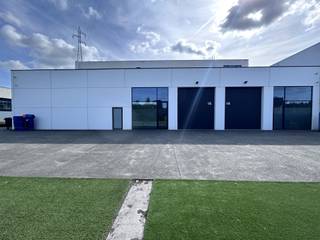 KMO-unit van 120m² te huur gelegen in het bedrijvenpark 'De Witte Molen' te Aarschot. Vlot bereikbaar, op de kruising van de Ring rond Aarschot, de Herseltsesteenweg en de Liersesteenweg.<br /><br />De vrije hoogte bedraagt 5,50 meter. De sectionale poort heeft een hoogte van 4,5 meter. Parking rondom het gebouw is voorzien.<br /><br />Deze KMO-unit is gelegen aan de achterkant van het gebouw. Het betreft een verhuring onder btw.<br /><br />De maandelijkse provisies bedragen 175,00 Euro excl. btw. <br /><br />Zin in ondernemen? Voor vragen of info helpen wij je graag verder.