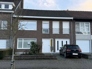 Lichtrijke en ruime, gerenoveerde woning met vier slaapkamers en tuin in de directe nabijheid van scholen, station, winkels...INDELING:GELIJKVOERS:...