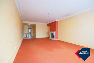 Ruim en verzorgd appartement met 1 slaapkamer in Residentie Monte Carlo. Het appartement is gelegen op de vijfde verdieping en geniet een topligging aan de zeedijk. Vanuit de living heeft u een mooi zijdelings zeezicht. Het appartement beschikt ook nog over een praktische linnenkamer op het 8ste verdiep, een privatieve kelder en een fietsenberging. Dankzij de centrale ligging bent u vlakbij winkels en openbaar vervoer, wat het comfort en de bereikbaarheid nog extra verhoogt. Interesse? Neem contact met ons op voor meer informatie of een bezichtiging.