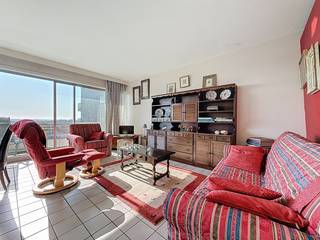 Studio spacieux avec coin nuit séparé à rénover, idéalement situé à quelques pas de la digue, de la rue commerçante et de la place Sint-Bernard...