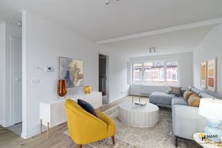 Gerenoveerd duplex appartement (125 m²) met 2 slaapkamers en terras (15 m²) in Ekeren. Het pand is uiterst centraal gelegen in de dorpskern, met...