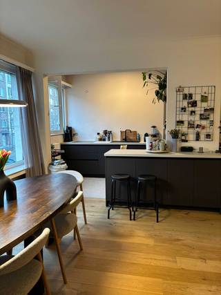 Lichtrijk, bemeubeld 2-slpk appartement met zuidterras in Wilrijk:<br /><br />Dit volledig gerenoveerde en bemeubelde appartement bevindt zich op de eerste verdieping van een kleinschalig en verzorgd gebouw met lift. Met een bewoonbare oppervlakte van 94 m² biedt het appartement een comfortabele en hedendaagse woonervaring op een toplocatie in Wilrijk.<br /><br />Bij het binnenkomen kom je terecht in een aangename inkomhal die toegang geeft tot de verschillende ruimtes. Het appartement beschikt over twee kamers: een ruime slaapkamer en een tweede kamer die perfect kan dienen als bureau, dressing of kleine slaapkamer. Daarnaast zijn er een aparte badkamer en een afzonderlijk toilet, wat extra comfort biedt.<br /><br />De lichtrijke leefruimte geniet van grote raampartijen en sluit naadloos aan op de moderne open keuken met eiland. De keuken is volledig uitgerust met nieuwe, kwalitatieve toestellen en vormt het hart van het appartement. Vanuit de dressing, bereik je het zuidgerichte terras, waar je in alle rust maandenlang kan genieten van de zon.<br /><br />Dankzij de grote ramen geniet het appartement de hele dag door van een overvloed aan natuurlijk licht. De combinatie van de recente renovatie, het meubilair en de doordachte indeling zorgt voor een instapklaar geheel.<br /><br />De ligging is een absolute troef: op slechts 12 minuten fietsen van Antwerpen-Zuid en 8 minuten rijden van het centrum. Er is een vlotte verbinding met de A12 en gratis parkeermogelijkheden in de omgeving. Supermarkt, apotheek en nachtwinkel bevinden zich in dezelfde straat, en ook groene ontspanningsruimtes zoals het Nachtegalenpark en het Park van Eden liggen vlakbij.<br /><br />Huurprijs: €1.250/maand + vaste kosten<br />Bij voorkeur twee verdieners.<br /><br />Interesse? Neem gerust contact op voor meer informatie of een bezichtiging.