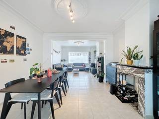 MISE EN PAGE : V. : - hall d'entrée - espace de vie lumineux - cuisine ouverte (équipée d'un réfrigérateur, d'une cuisinière vitrocéramique,...