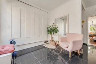 <strong>SUPER GEZELLIGE INSTAPKLARE GEZINSWONING MET TUIN </strong><br />Ruime hal met vele vestiaire kasten, gezellige living met open ingerichte keuken, nette badkamer met strak badmeubel, 2de leuke leefruimte met zicht op overdekt terras en charmante tuin. <br /><strong>1ste verdiep </strong>2 slaapkamers.<br /><strong>2de verdiep</strong> 2 leuke slaapkamers waarvan 1 zeer ruim. <br />EPC 161 MAAR ondertussen extra geïsoleerd zonnepanelen en airco dus EPC is nu stukken beter <br /><strong>10 zonnepanelen en airco maakt de woning nog beter !</strong><br />rechtover woning overdekte staanplaats te huur slechts 60 euro <br />