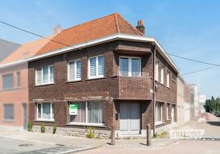 IMMO FRANCOIS MEETJESLAND PRESENTEERT GROENSTRAAT 62!<br /><br />WIJ VERWIJZEN U VOOR ALLE INFO, DOCUMENTEN EN ATTESTEN GRAAG DOOR NAAR ONZE WEBSITE: IMMOFRANCOIS.BE.<br /><br />WENST U EEN GRATIS EN VRIJBLIJVENDE VERKOOPSANALYSE MET WAARDEBEPALING VAN UW EIGENDOM? DARIO KOMT GRAAG BIJ U LANGS!<br /><br />Op een centrale en vlot bereikbare locatie nabij het centrum van Zelzate bevindt zich dit opbrengsteigendom bestaande uit twee afzonderlijke appartementen, elk met een eigen inkom. Dankzij de gunstige ligging bevinden winkels, scholen, openbaar vervoer en belangrijke invalswegen zich op korte afstand, wat deze eigendom bijzonder interessant maakt voor zowel investeerders als verhuurders.<br /><br />Het gelijkvloerse appartement beschikt over een bewoonbare oppervlakte van 109 m² en omvat een lichtrijke leefruimte, een afzonderlijke keuken, twee volwaardige slaapkamers, een badkamer, een apart toilet en een praktische kelder. Dit appartement behaalt een EPC-label D met een energiescore van 359 kWh/m² jaar.<br /><br />Het appartement op de verdieping biedt een bewoonbare oppervlakte van 136 m² en bestaat uit een lichtrijke leefruimte, een afzonderlijke keuken, drie volwaardige slaapkamers, een badkamer, een apart toilet, een ruime zolder en een inpandige garage. Met een EPC-label C en een energiescore van 229 kWh/m² jaar geniet deze woonentiteit bovendien van een gunstige energieprestatie.<br /><br />Beide appartementen zijn momenteel verhuurd, waardoor u vanaf de aankoop geniet van een onmiddellijke huuropbrengst. Bovendien beschikken beide woonentiteiten over een conforme elektrische keuring, wat deze eigendom tot een zorgeloze en interessante investeringsopportuniteit maakt. De combinatie van twee ruime woonentiteiten, een totale bewoonbare oppervlakte van 245 m² en een uitstekende ligging maakt dit een interessante opportuniteit voor wie op zoek is naar een rendabele investering.<br /><br />Bent u op zoek naar een interessant opbrengsteigendom met twee ruime, verhuurde appartementen en een onmiddellijk rendement? Aarzel dan niet om contact op te nemen met Dario Van Kerckvoorde van Immo Francois Meetjesland voor meer informatie of een bezoek ter plaatse.<br /><br />GRAAG ALS EERSTE OP DE HOOGTE VAN ONS AANBOD? 1) BEZORG ONS UW ZOEKVOORKEUREN EN WE HOUDEN CONTACT, 2) VOLG @IMMOFRANCOISMEETJESLAND VIA INSTAGRAM<br /><br />