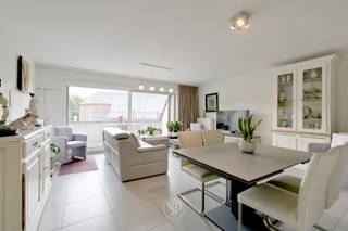 In deze klassevolle residentie "Habeaute" bevindt zich dit kwalitatieve appartement, degelijk gebouwd en met oog voor detail.<br /><br />Via de stijlvolle inkomhal betreedt u de ruime leefruimte met open keuken en aansluitend terras. Daarnaast beschikt u over een praktische, afzonderlijke berging naast de keuken.<br />Verder zijn er twee volwaardige slaapkamers, een badkamer en een apart toilet. <br />Een ondergrondse garagebox en een kelderberging zijn eveneens inbegrepen.<br /><br />Slechts enkele van de vele troeven:<br />- ingemaakte kast in de slaapkamer, alsook in de gang;<br />- vernieuwde dampkap, gaswandketel, keukenkraan en vaatwasser (circa 5 jaar oud, Miele).<br /><br />Ook de ligging is uitstekend: nabij de bakker, slager, horeca ... én in een groene omgeving. De Schelde bevindt zich op wandelafstand.<br /><br />Kortom, een uitstekende prijs-kwaliteitverhouding.