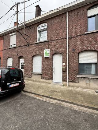 Deze woning is gelegen in het centrum van Roeselare, dit kortbij de Westlaan, de winkelstraat en vele andere noodzakelijke faciliteiten.De indeling...