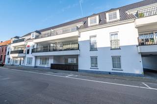 <strong>Beschikbaar vanaf 01/12/2026 <br /><br />Huurprijs: 900 euro/maand</strong> (820 euro + 80 euro gemeenschappelijke kosten per maand)<br /><br />Dit gezellig appartement ligt nabij het commerciële centrum van Waregem doch is het zeer rustig gelegen in een doodlopende straat.<br /><br /><u>Het appartement is ingedeeld als volgt :</u><br /><br />Een inkomhal met gastentoilet, een lichtrijke living met een open volledig geïnstalleerde keuken, 2 ruime slaapkamers in parket, badkamer met inloopdouche, dubbele lavabo in meubel, handdoekdroger. Dit appartement beschikt over een zeer ruime berging waar er een wasmachine en droogkast kan geïnstalleerd worden alsook over een uitgestrekte private zolderruimte over gans het appartement. Een zuidoost-georiënteerd terras laat u genieten van de Belgische zonnestralen.<br /><br />Achteraan het gebouw bevindt er zich ook <strong>een autostaanplaats</strong> alsook <strong>een gemeenschappelijke afgesloten fietsenberging</strong>.<br />Bovenop de huurprijs wordt er 80,00 euro syndic per maand gerekend.<br /><br /><u>Pluspunten :</u><br />- Centrale ligging;<br />- CV op aardgas;<br />- Zeer energiezuinig: B-label;<br />- Ventilatiesysteem C;<br />- Elektriciteit conform.<br /><br />Meer info of een bezoekje ter plaatse?<br />Bel <strong>Alicia +32 473 24 22 81</strong> of mail <strong>alicia@vastgoedcanniere.be</strong>