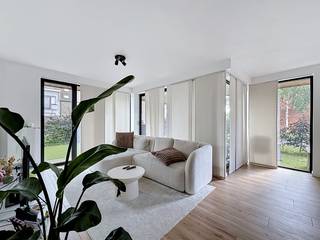 Gelijkvloers appartement met 2 slaapkamers en ruim terras & tuin te huur nabij het centrum van Waregem. Hele vlotte verbinding naar de belangrijke invalswegen.Indeling: GLV:- Hal - badkamer met lavabo's en inloopdouche- apart toilet - 2 slaapkamers - berging met aansluiting wasmachine- open keuken voorzien van alle toestellen- ruime lichtrijke woonkamer - ruime tuin met heel veel groenALGEMEEN-Groot terras/tuin-Kwalitatieve en tijdloze afwerking-Ligging dichtbij centrum Waregem-Staanplaats verplicht bij te huren €30,00 per maandDe snelste manier om een bezoek te brengen aan deze woning? Vraag je bezoek aan via de rode knop op onze website (www.dewaele.com) en je wordt gecontacteerd door onze makelaar. Telefonisch kunnen er geen afspraken gemaakt worden. Bij andere vragen kun je ons telefonisch contacteren via 056 605 605.