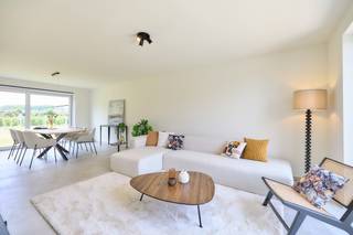 Hectaar bouwt vijf energiezuinige nieuwbouwwoningen in het dorpscentrum van Steenhuffel, vlak bij de kerk. Hier woont u in een rustige, landelijke omgeving, terwijl u geniet van een vlotte bereikbaarheid dankzij de nabijheid van invalswegen zoals de A12. Bovendien bevinden openbaar vervoer, scholen en winkels zich op wandelafstand, wat deze woningen perfect maakt voor gezinnen.<br /><br />Een extra troef? U bepaalt zelf de volledige afwerking in samenspraak met onze partnerleveranciers, zodat u uw woning volledig naar eigen smaak en stijl kunt inrichten.<br /><br /><strong>Indeling van de woning:</strong><br />Gelijkvloers: Inkomhal met gastentoilet, lichtrijke leefruimte met open keuken (48,75m²), berging.<br /><br />Eerste verdieping: Nachthal met apart toilet, 3 slaapkamers (15,39m² - 15,73m² - 11,56m²), ruime badkamer met ligbad, douche en dubbel lavabomeubel.<br /><br />Zolder: grote zolder toegankelijk via zolderluik<br /><br />Buitenruimte: Aangename zuidgerichte tuin met mogelijkheid tot het plaatsen van een carport.<br /><br /><strong>Troeven van deze woning:</strong><br />- Unieke ligging in het dorpscentrum<br />- Energiezuinig wonen<br />- Vloerverwarming op het gelijkvloers voor extra comfort<br />- Optie warmtepomp mogelijk tot einde ruwbouw<br />- Zonnepanelen <br />- Regenwaterput (7.500L) aangesloten op toiletten, wasmachine en buitenkraan<br /><br />Bent u op zoek naar een energiezuinige nieuwbouwwoning op een unieke, centrale locatie? Neem dan snel contact met ons op voor meer informatie of maak een afspraak in ons kantoor te Asse.