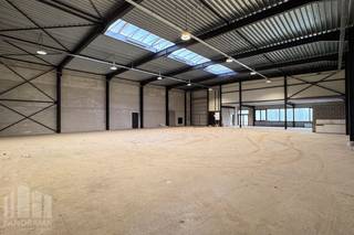 <strong>Nieuwbouw magazijn van 1.298 m² met 206 m² kantoorruimte en 218 m² polyvalente ruimte.</strong><br /><br />Het magazijn, op eigen perceel, is opgebouwd uit een staalconstructie met betonpanelen en een vloerbelasting van 3,5T/m². De magazijnruimte is toegankelijk via twee automatische sectionale poorten (4 m H X 4,5 m B) met afzonderlijke toegangsdeuren. Verder is de loods, met een vrije hoogte van +/- 6 m voorzien van een  lichtstraat met rookkoepel, polybetonvloer , sanitaire ruimte, kitchenette en de nodige verlichting.<br /><br />De polyvalente ruimte van 218 m² bevindt zich in de voorste ruimte op het gelijksvloer en is voorzien van de nodige nutsvoorzieningen en een lichtrijke dubbele opendraaiende voordeur met grote raampartijen. De kantoorruimte van 206 m² is uitgerust met alle nodige nutsvoorzieningen, telefonie en internet, kitchenette, verwarming.<br /><br />Deze combinatie van kantoorruimte en polyvalente ruimte zorgt ervoor dat de loods niet alleen functioneel is voor opslag of productie, maar ook voor diverse commerciële en zakelijke doeleinden. <strong>Ruime manoeuvreerruimte op de site met aanwezigheid van 22 parkeerplaatsen</strong>.  <strong>Zonnepanelensysteem </strong>op dak aanwezig.<br /><br /><strong>Onmiddellijk beschikbaar</strong> en verder in richten/af te werken naar eigen smaak.<br /><br />Contacteer <strong>PANORAMA B2B</strong> voor meer inlichtingen of een vrijblijvend plaatsbezoek op het nummer <strong>03 225 03 03</strong>.