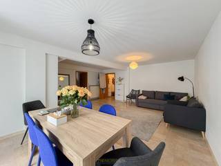<strong>2-SLAAPKAMER APPARTEMENT</strong> op <strong>TOPLIGGING IN HET CENTRUM</strong> van Oudenaarde. Op <strong>WANDELAFSTAND </strong>van 2 uitersten, enerzijds het <strong>MOOIE LIEDTSPARK</strong> en anderzijds het <strong>BRUISENDE STADSLEVEN</strong> van Oudenaarde treffen we dit <strong>INSTAPKLARE</strong> appartement aan. Dankzij de <strong>RUSTIGE RESIDENTIE,</strong> de <strong>VLOTTE BEREIKBAARHEID </strong>en de<strong> NABIJHEID VAN ALLE VOORZIENINGEN</strong> vormt dit appartement een <strong>AANGENAME WOONST</strong> of de <strong>IDEALE INVESTERINGSEIGENDOM</strong>.<br />De indeling gaat als volgt: Via de inkomhall heeft u toegang tot een ruime woonkamer. Verder vinden we hier een afzonderlijk toilet, lichtrijke leefruimte, een ingerichte keuken, een praktische berging, 2 volwaardige slaapkamers, een ingerichte badkamer en extra kelderberging.<br /><br />(Bovendien heeft u de mogelijkheid tot aankoop van een ondergrondse autostaanplaats voor €25.000)<br /><br /><strong>Adres: </strong>Burgschelde 40 te Oudenaarde<br /><br />EPC: 107kWh/m², G-score en P-score C, Geen renovatieverplichting, Bestuursmaatregelen in maatregelenregister: nee