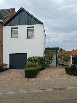 Deze charmante halfopen woning ligt op een perceel van 521m². Het centrum van Hoogstraten met winkels, horeca, scholen en openbaar vervoer is op wandelafstand bereikbaar. De woning is beschikbaar vanaf de zomer van 2027.<br /><br />Gelijkvloers:<br />Via de inkomhal, betreedt men de woonkamer (23,5m²) die met een groot schuifraam zorgt voor veel daglicht en een mooi zicht op de tuin met terras. De parketvloer heeft vloerverwarming net zoals de keuken.<br />De open keuken (15m²) op tegelvloer is volledig geïnstalleerd met een koelkast, oven, dampkap, vaatwasser, ceramische kookplaat en heeft veel kastruimte. Via de keuken is er toegang tot de berging en de kelder (7,5m²).<br />Tussen leefruimte en keuken is er een bureauhoek.<br />Verder is er een wasplaats met aansluiting voor wasmachine en droogkast,  een ingemaakte kastenwand en lavabo. Langs de wasplaats kan je via de achterdeur de tuin bereiken.<br />In de inkomhal is een toilet en toegang tot de badkamer (7,5m²). Die is voorzien van een ligbad, douche, dubbele lavabo, handdoekdroger en vloerverwarming.<br />Tenslotte is er de inpandige garage van 25m² die plaats biedt aan 1 auto en voldoende bergruimte voor bv fietsen. Er is een aparte zijingang. Op de oprit is plaats voor 2 wagens.<br /><br />Eerste verdieping.<br />De verdieping van 54m² is opgedeeld in 2 slaapkamers aan de straatzijde en 1 aan de achterkant. De grootste slaapkamer is voorzien van airco. Heel de verdieping is voorzien van een planken vloer. In de nachthal is een toilet. <br /><br />Tweede verdieping:<br />Via een vaste houten trap kom je op de zolderruimte van 18m². Hier is plaats voor een 4de slaapkamer indien nodig. <br /><br />Tuin:<br />De tuin is zuidwest georiënteerd en ingericht met diverse terrassen, hagen, vijver en bbq. Achteraan is een werkplaats van 30m².<br /><br />Buitengewone kenmerken:<br />-	EPC-label D (316kwh/m²)<br />-	Aluminium ramen met dubbele beglazing<br />-	Slaapkamers met rolluiken<br />-	Zonnepanelen en thuisbatterij<br />-	CV op aardgas (ketel 2012)<br />-	Airco in leefruimte + keuken<br />-	Elektriciteit niet conform<br />-	Asbestattest aanwezig