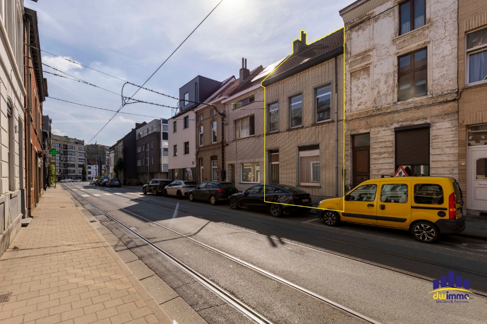 Te koop – Te renoveren rijwoning met tuin in hartje Ledeberg - foto 2