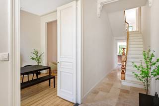 Volledig gerenoveerde herenwoning op een perceel van 770 m² – karaktervol wonen in LintAchter de charmante gevel van deze herenwoning schuilt een...