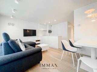 Dit gerenoveerd gelijkvloers appartement is gelegen nabij het centrum en de Lippenslaan van Knokke. <br />Om van dit appartement uw thuis te maken, is nog koste, nog moeite gespaard gebleven.<br />U komt binnen in de moderne open keuken die perfect aansluit met de lichtrijke woonkamer (voorzien van een ventilatie systeem C).<br />Elke ruimte in dit unieke appartement is voorzien van op maat gemaakte kasten. Vervolgens is dit volledig vernieuwd appartement voorzien van 2 slaapkamers met alle comfort (Dressing), een douchekamer met inloopdouche (volledig uit MORTEX) en een leuk terras achteraan, om verder na te genieten!<br /><br />Er is een kelderberging inbegrepen.<br />Mogelijkheid tot aankoop van een autostaanplaats/garagebox in de nabije omgeving!<br /> <br />Aarzel niet om ons te contacteren voor meer info: tel. : 050 62 44 14 of via: knokke@immax.be